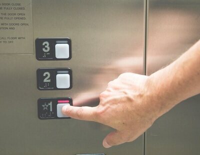 ¿Tiene que pagar por el ascensor un vecino que vive en un bajo?
