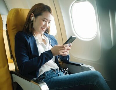 El motivo por el que nunca deberías utilizar auriculares durante un vuelo, según un auxiliar