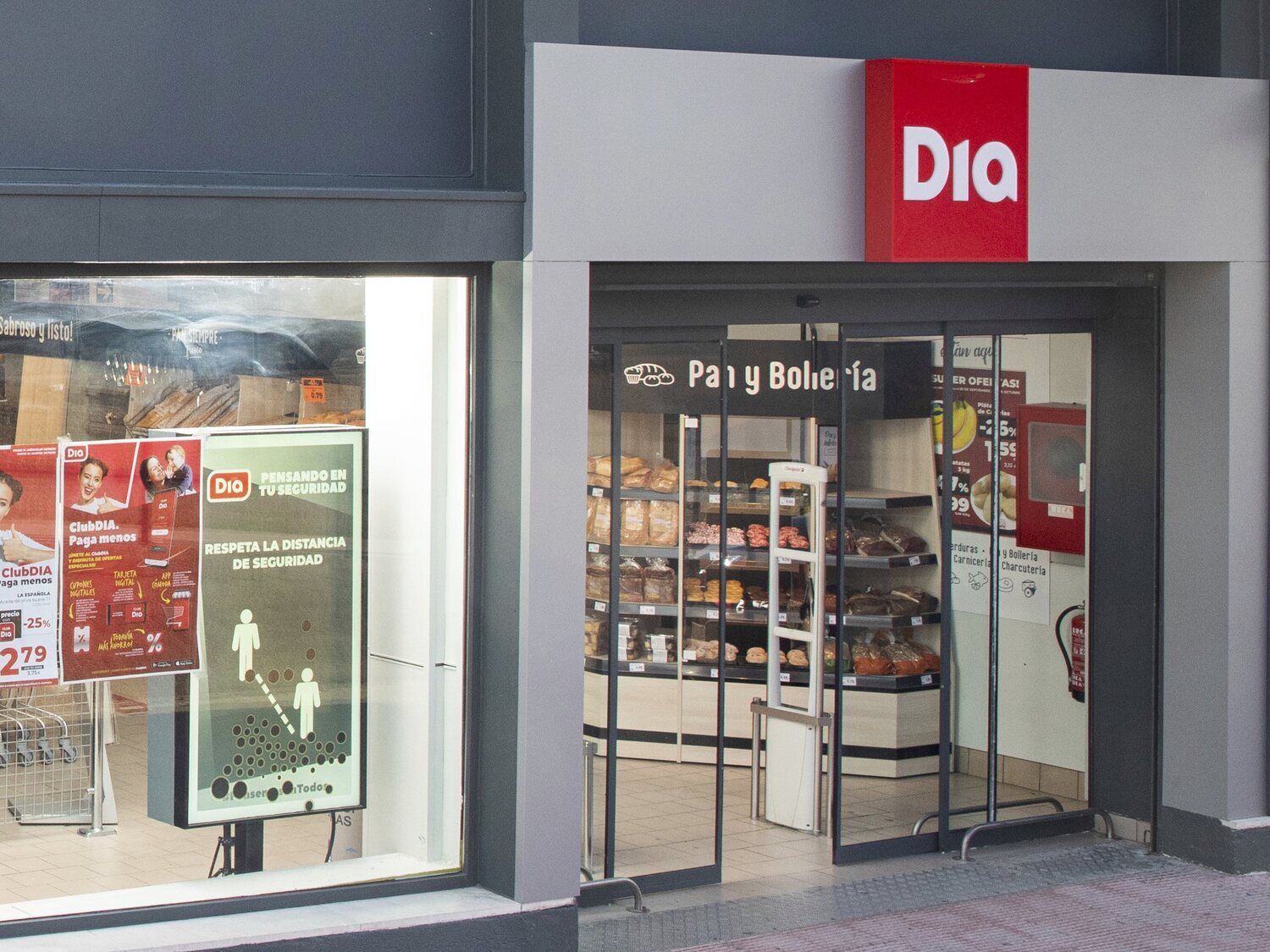 Dia rompe con Bimbo: retira de la venta el pan de molde y donuts de todos sus supermercados