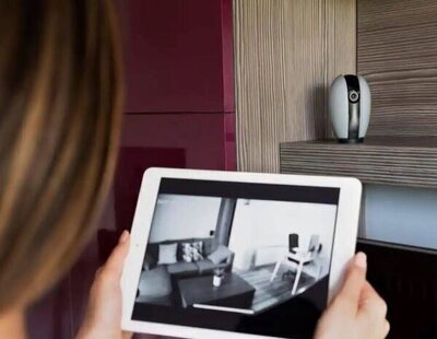 Consejos para encontrar cámaras ocultas en un Airbnb, según un experto en seguridad privada