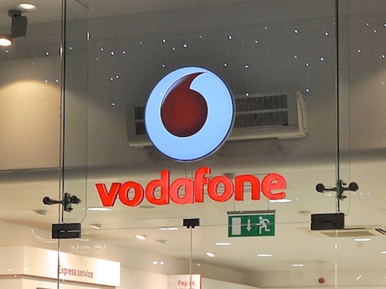 Vodafone registra su primer crecimiento mientras prepara su salida de España