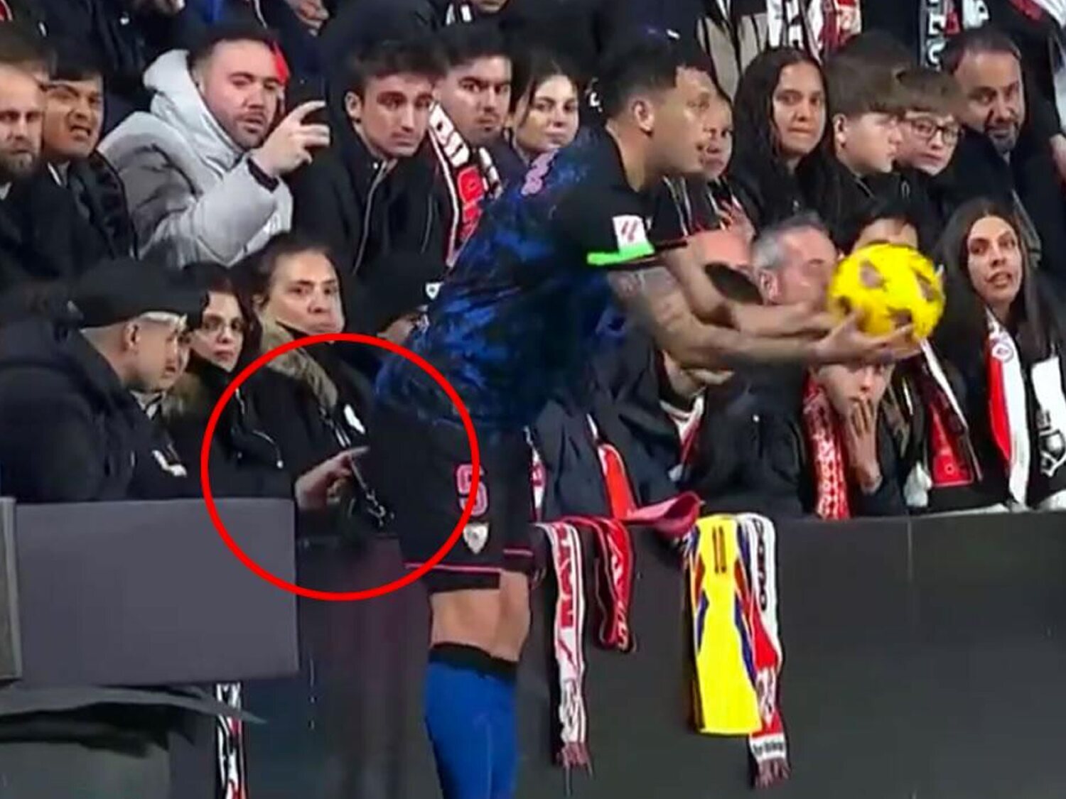 Aficionado del Rayo Vallecano mete el dedo en el ano a Lucas Ocampos en pleno partido