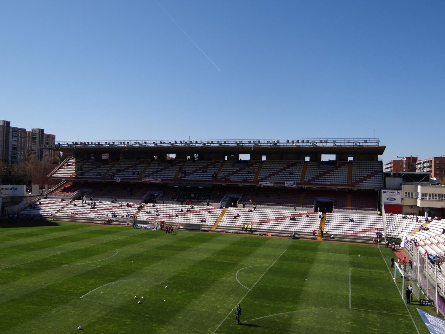 Polémica por el plan de Ayuso para trasladar el estadio del Rayo Vallecano fuera del barrio: las opciones