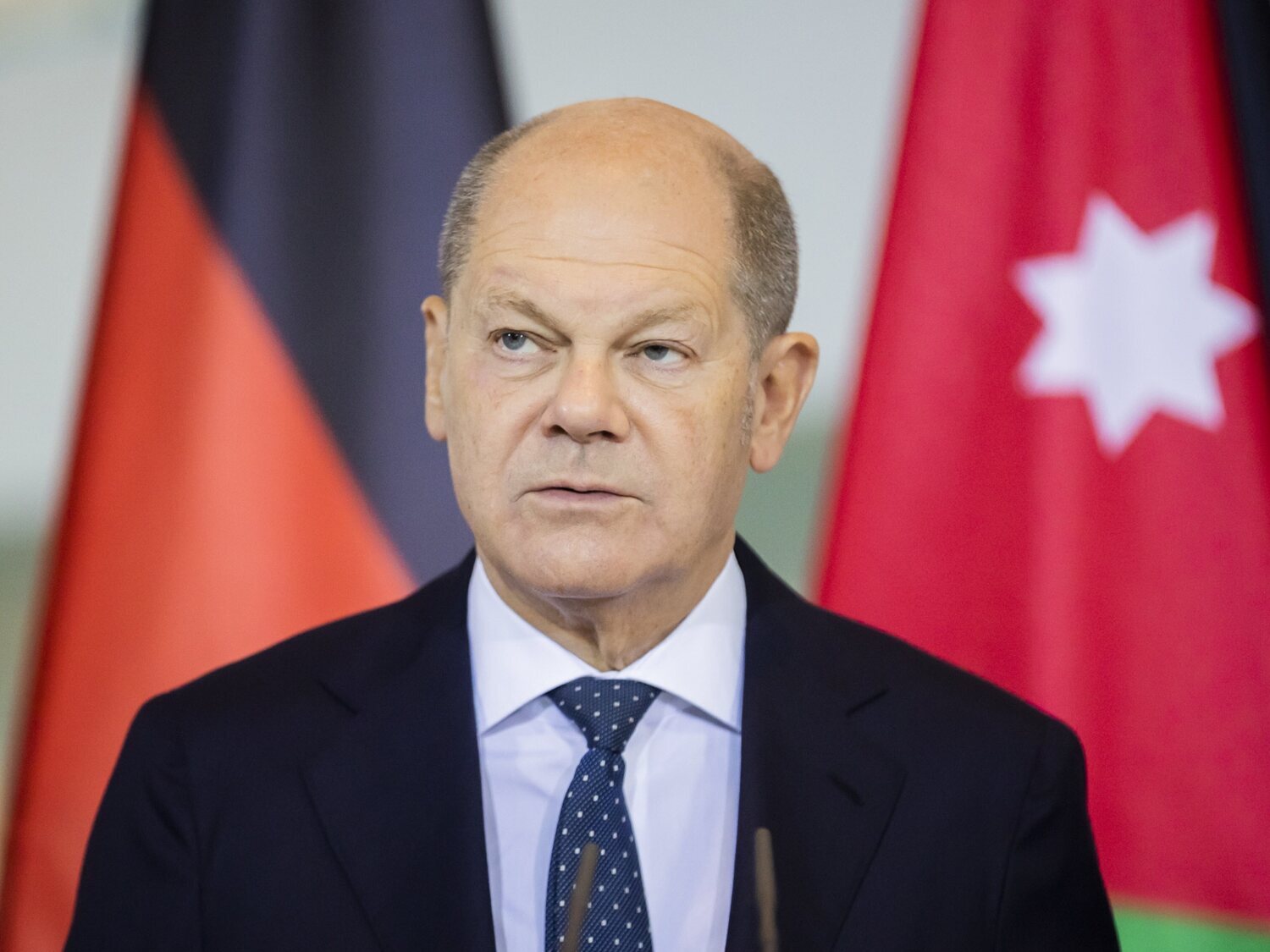 Scholz insta a acelerar la producción de masiva de armamento: "No son tiempos de paz en Europa"