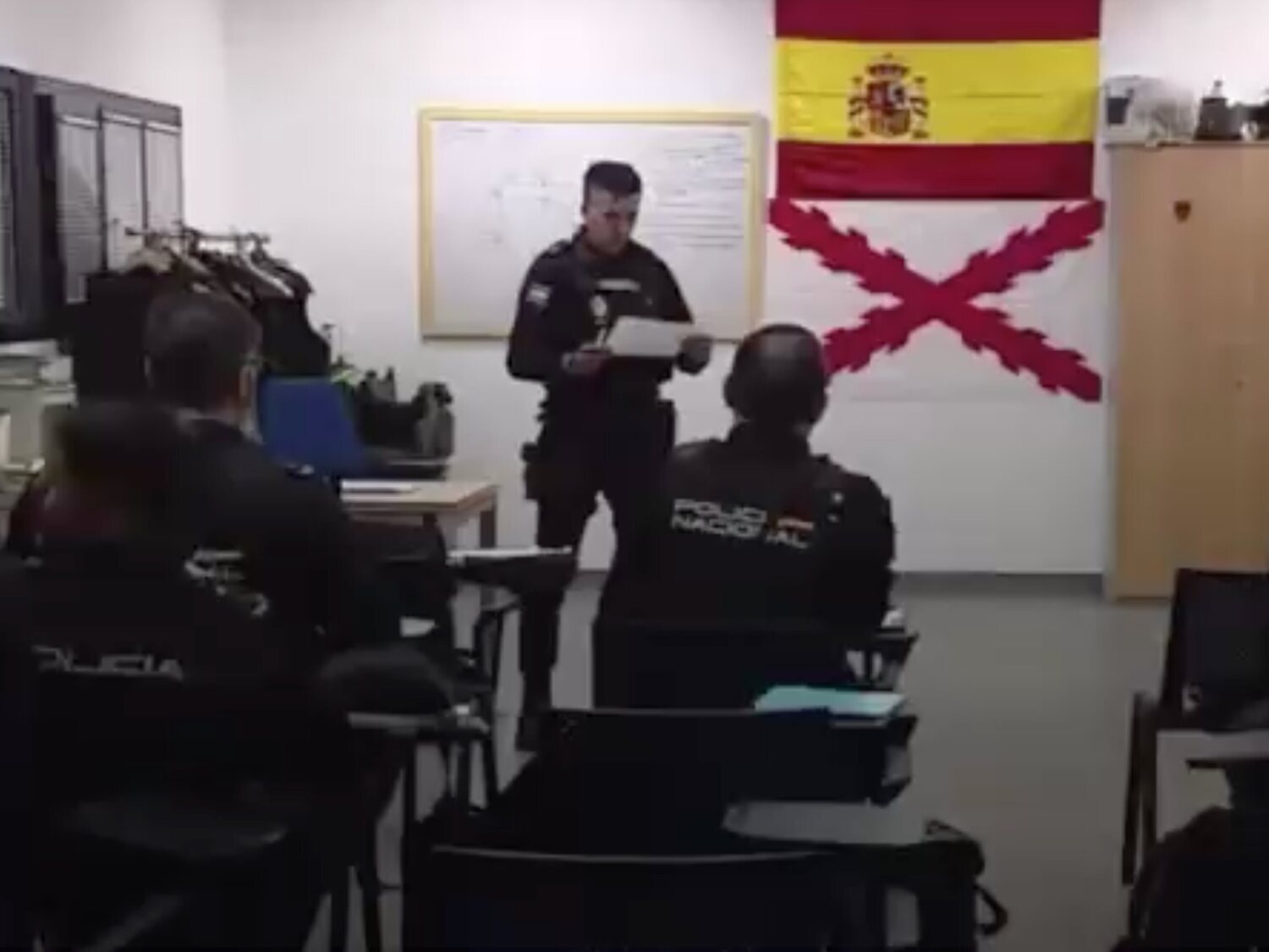 Interior investiga la presencia de una bandera de extrema derecha en una comisaría de Policía Nacional