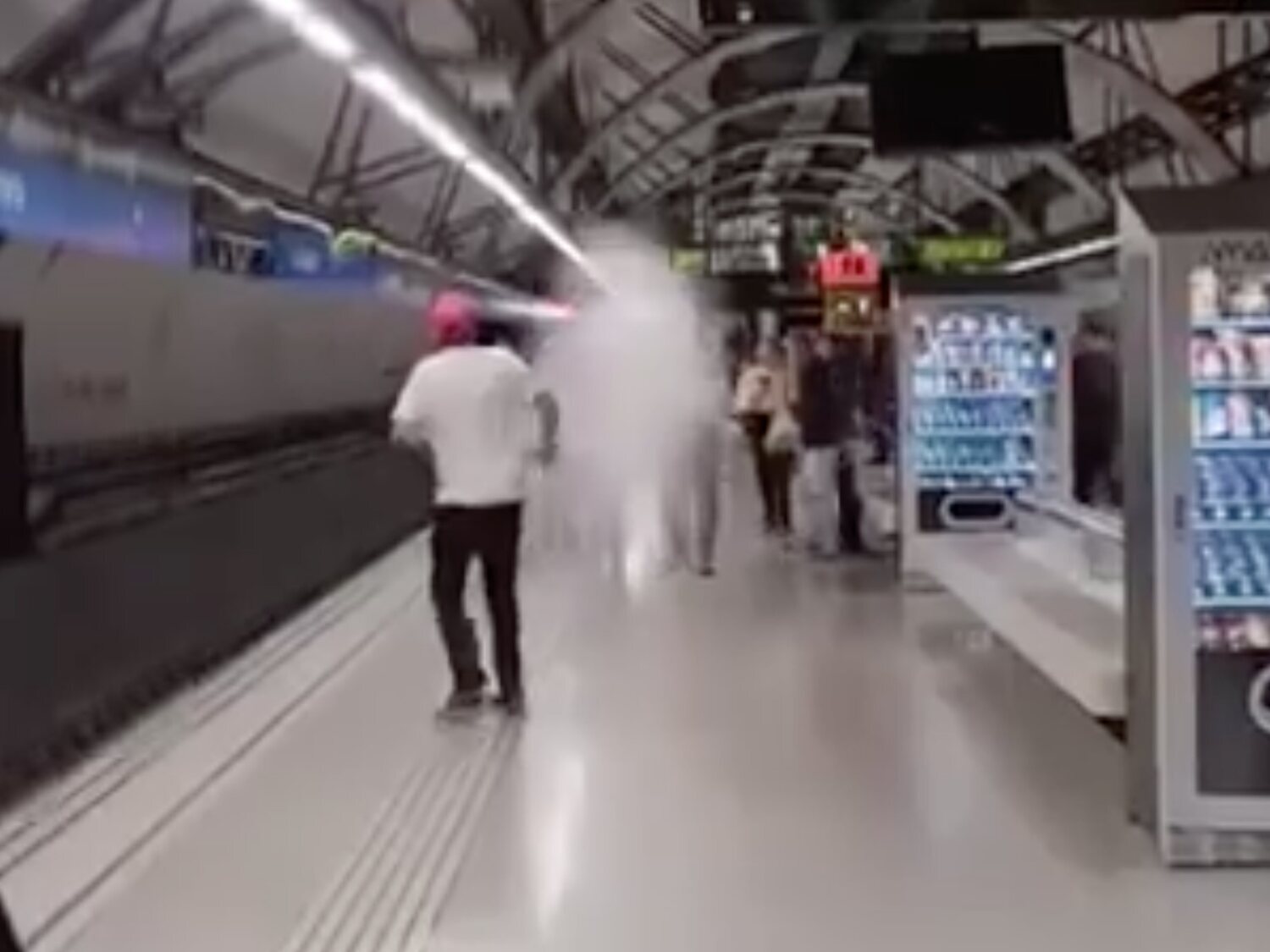 Nuevo incidente en el Metro de Barcelona: pelea con un extintor en un andén lleno de gente