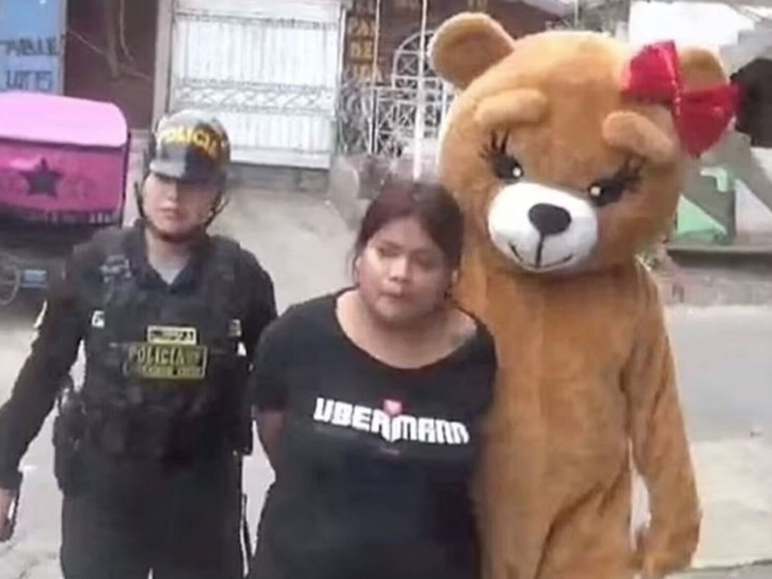 Disfrazado de oso en San Valentín: así ha detenido un policía peruano a una presunta narcotraficante