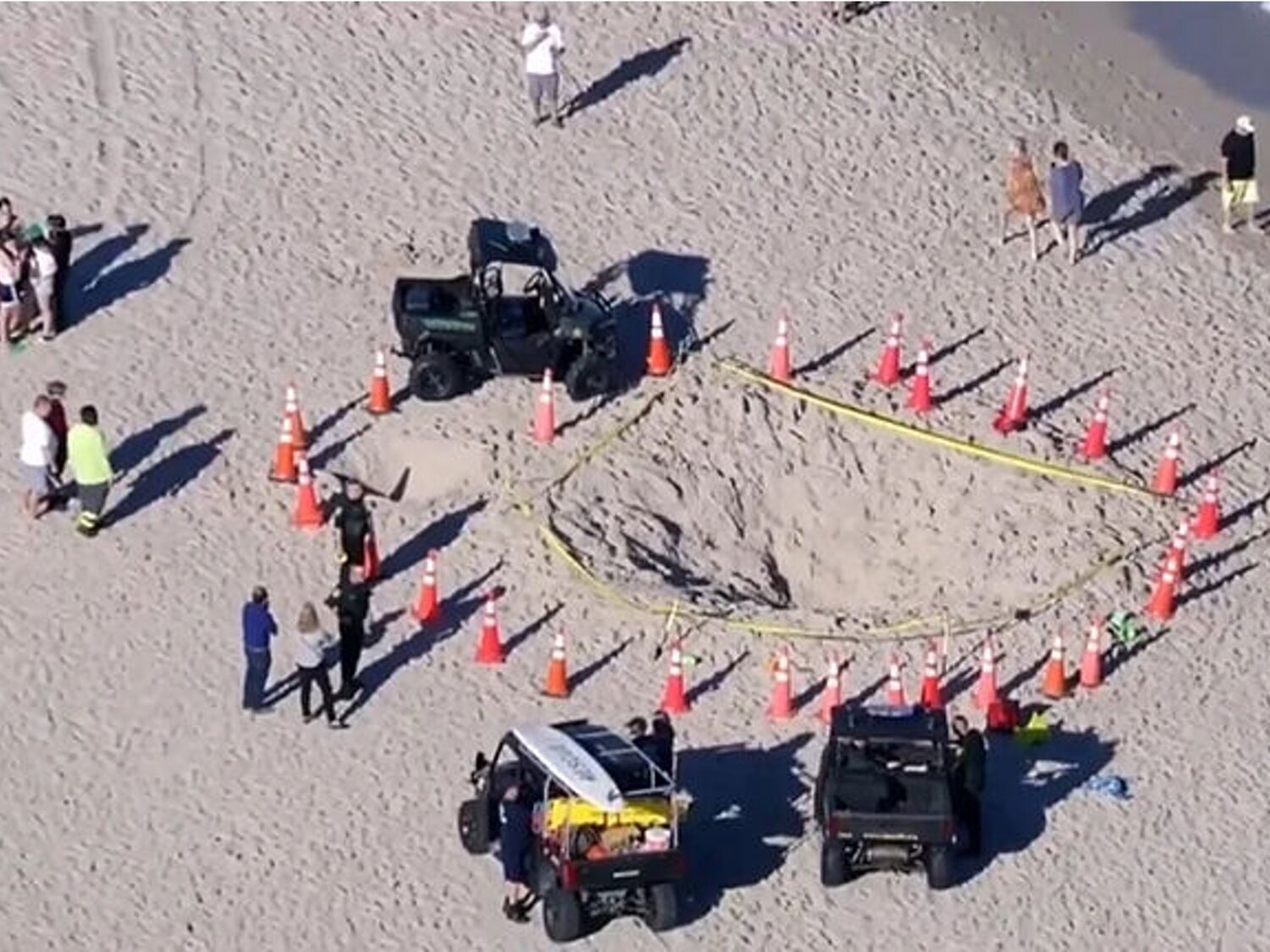 Muere una niña en Florida tras quedar atrapada en el hoyo que cavó en la playa