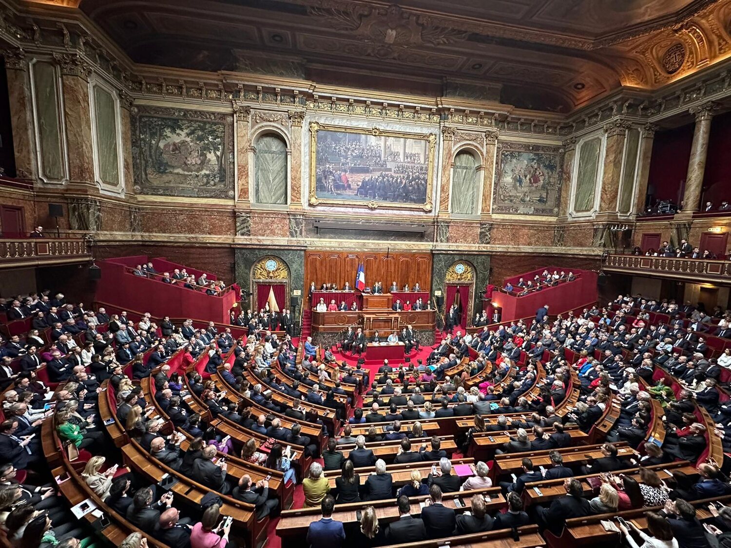 Francia, primer país del mundo en proteger el derecho al aborto en su Constitución