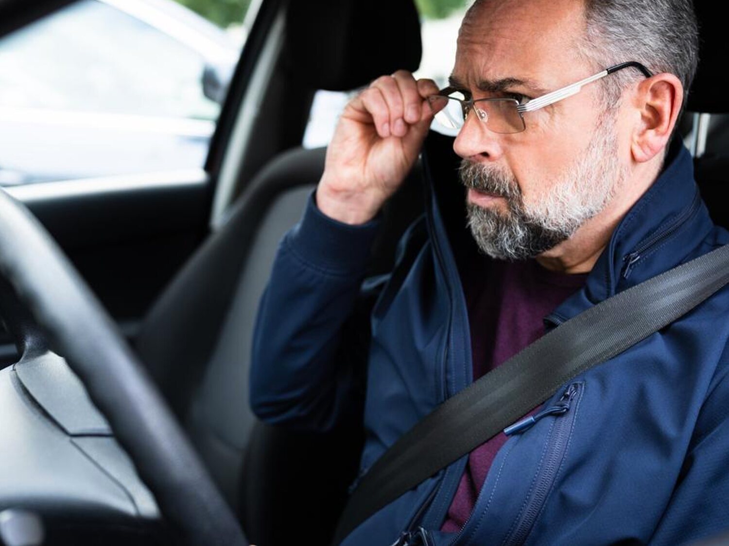 La DGT advierte: la multa a la que te enfrentas por usar gafas de farmacia al volante