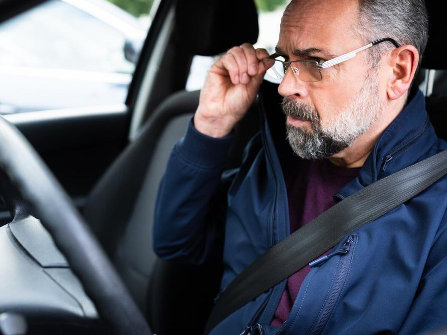 La DGT advierte: la multa a la que te enfrentas por usar gafas de farmacia al volante
