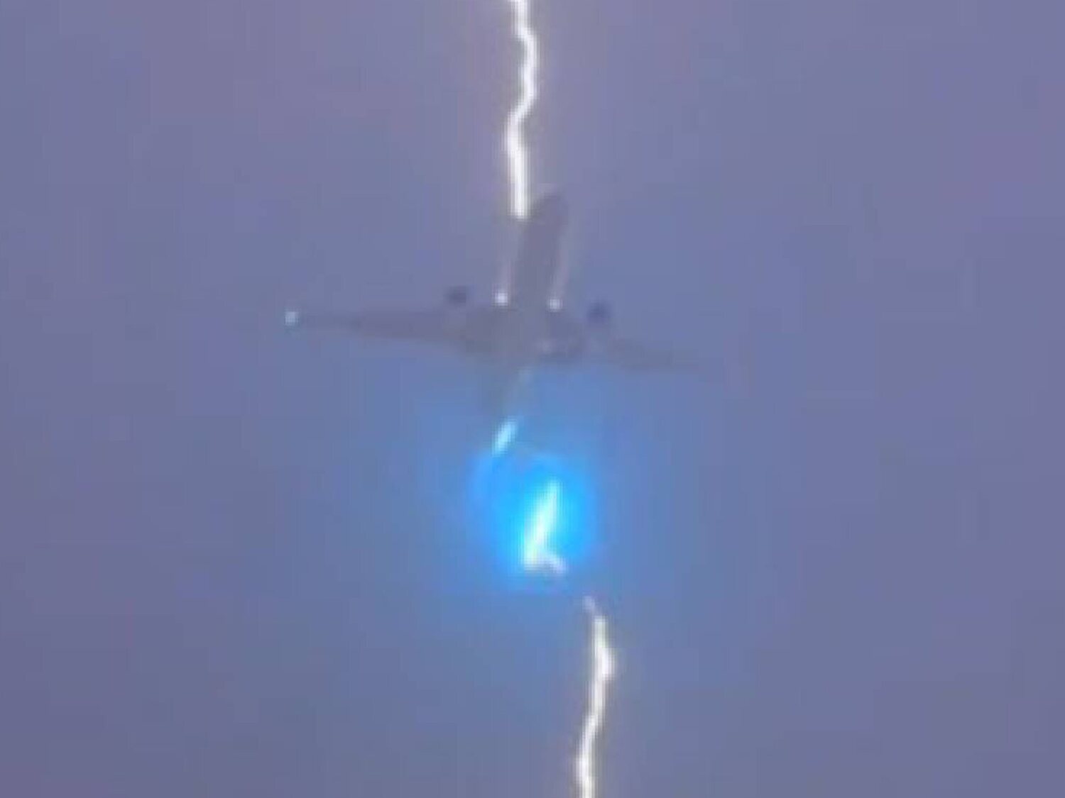 Un rayo choca de frente contra un avión de pasajeros al despegar en Canadá