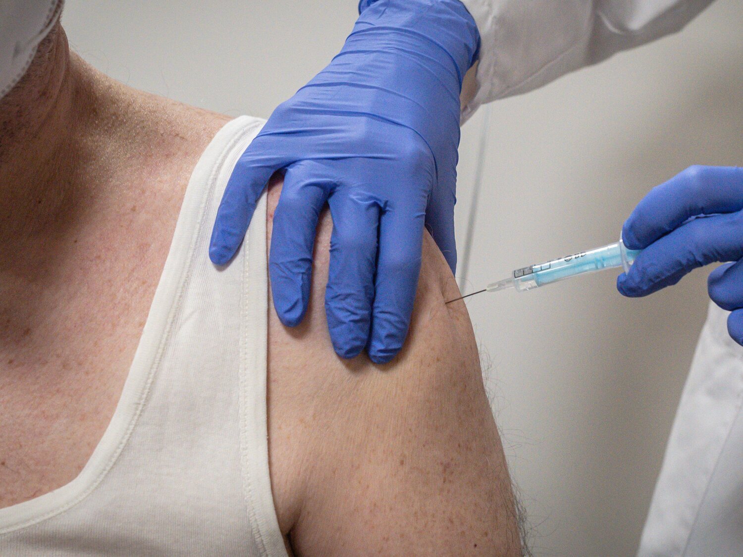 La ciencia estudia al hombre que se vacunó 217 veces contra la Covid