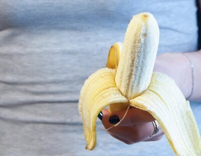 ¿Es saludable comer las hebras blancas del plátano?: la ciencia tiene la respuesta