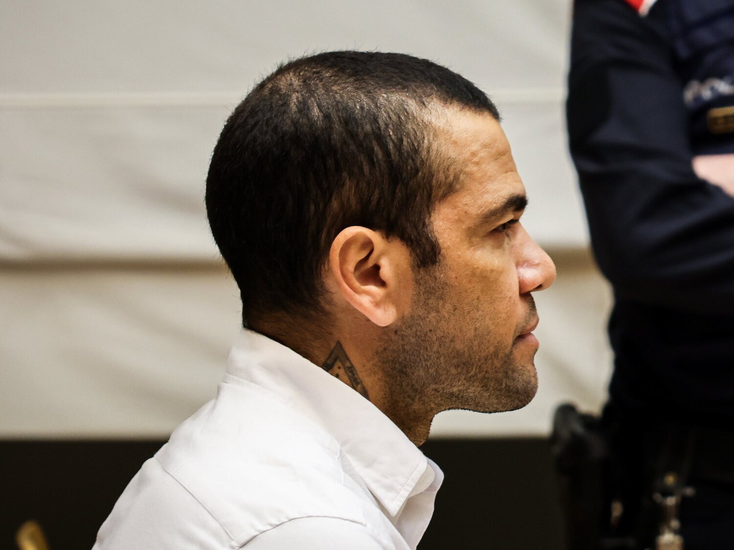 Dani Alves sale de prisión tras pagar una fianza de un millón de euros