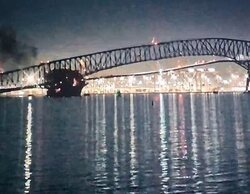 Un barco choca contra el mayor puente de Baltimore y lo derrumba mientras circulaban coches