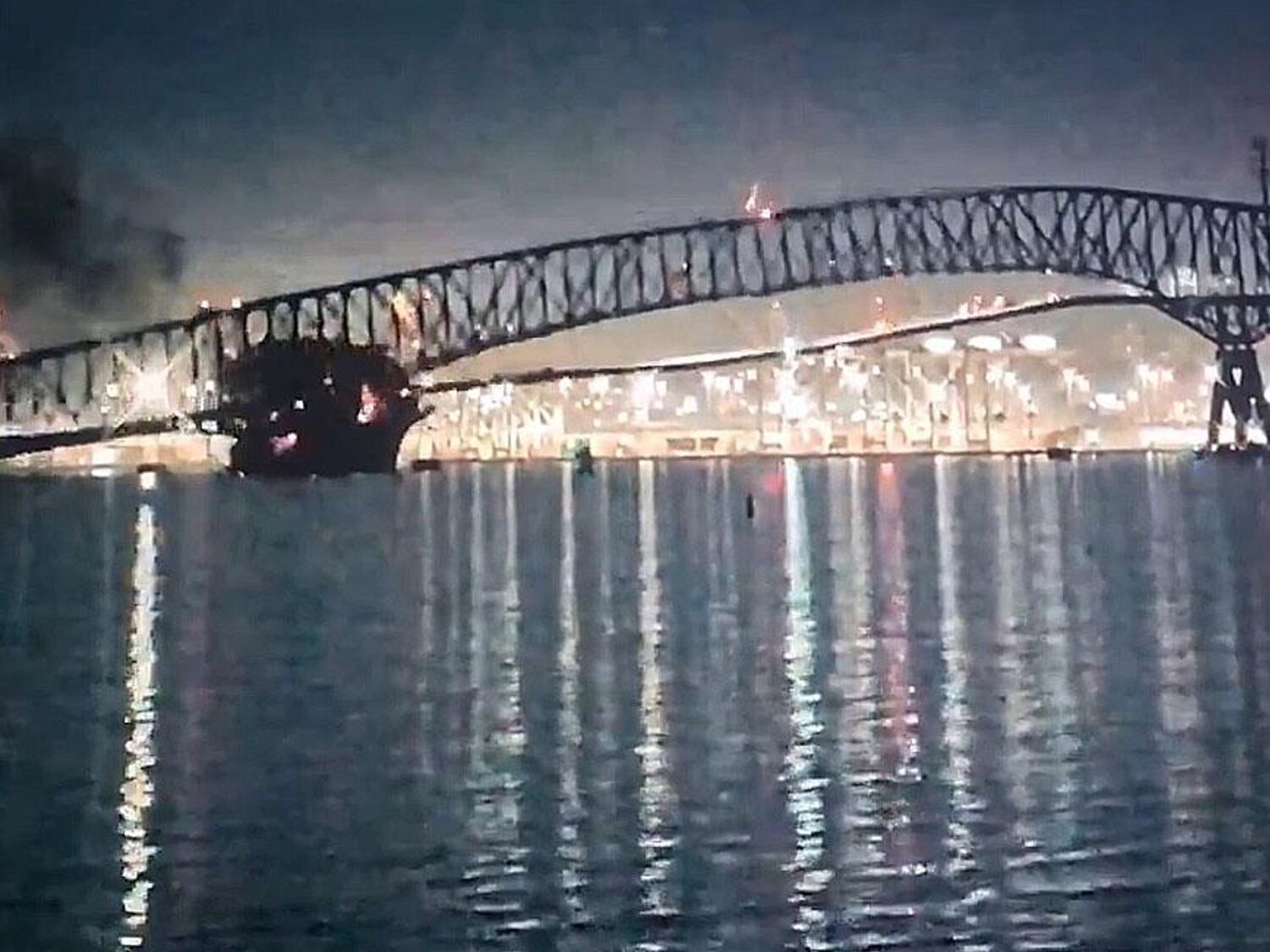 Un barco choca contra el mayor puente de Baltimore y lo derrumba mientras circulaban coches
