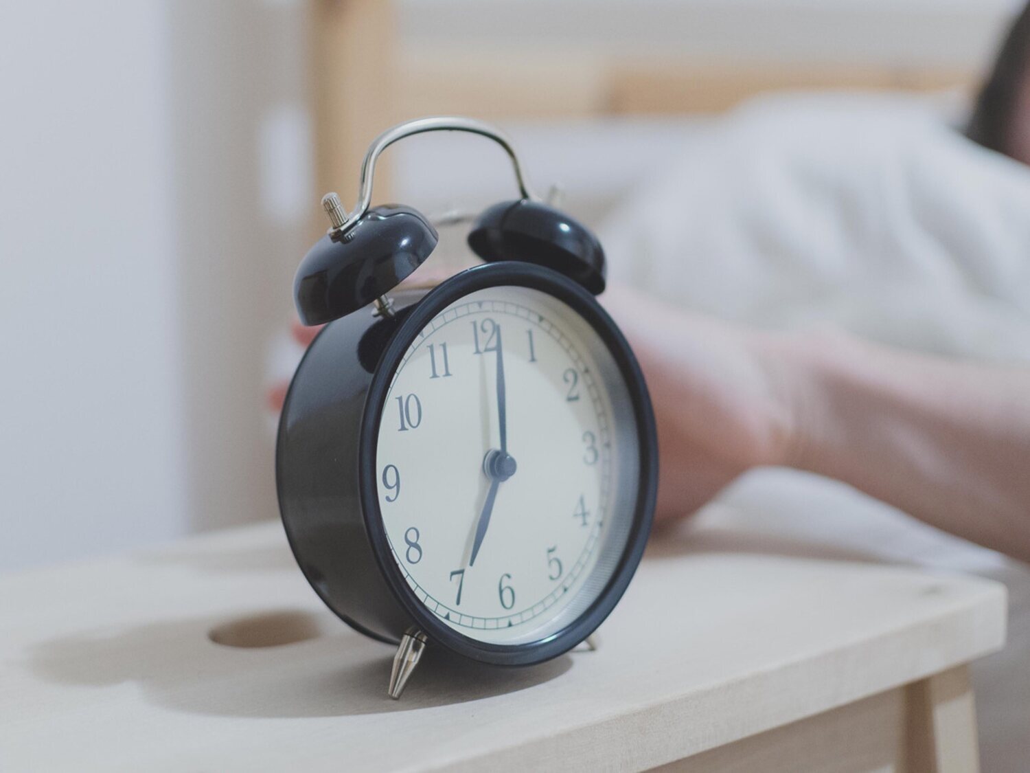 Cambiar de hora nos está "matando": las consecuencias para la salud, según un estudio