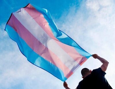 12 jóvenes agreden a un chico trans en Barcelona: "¡Lesbiana de mierda"