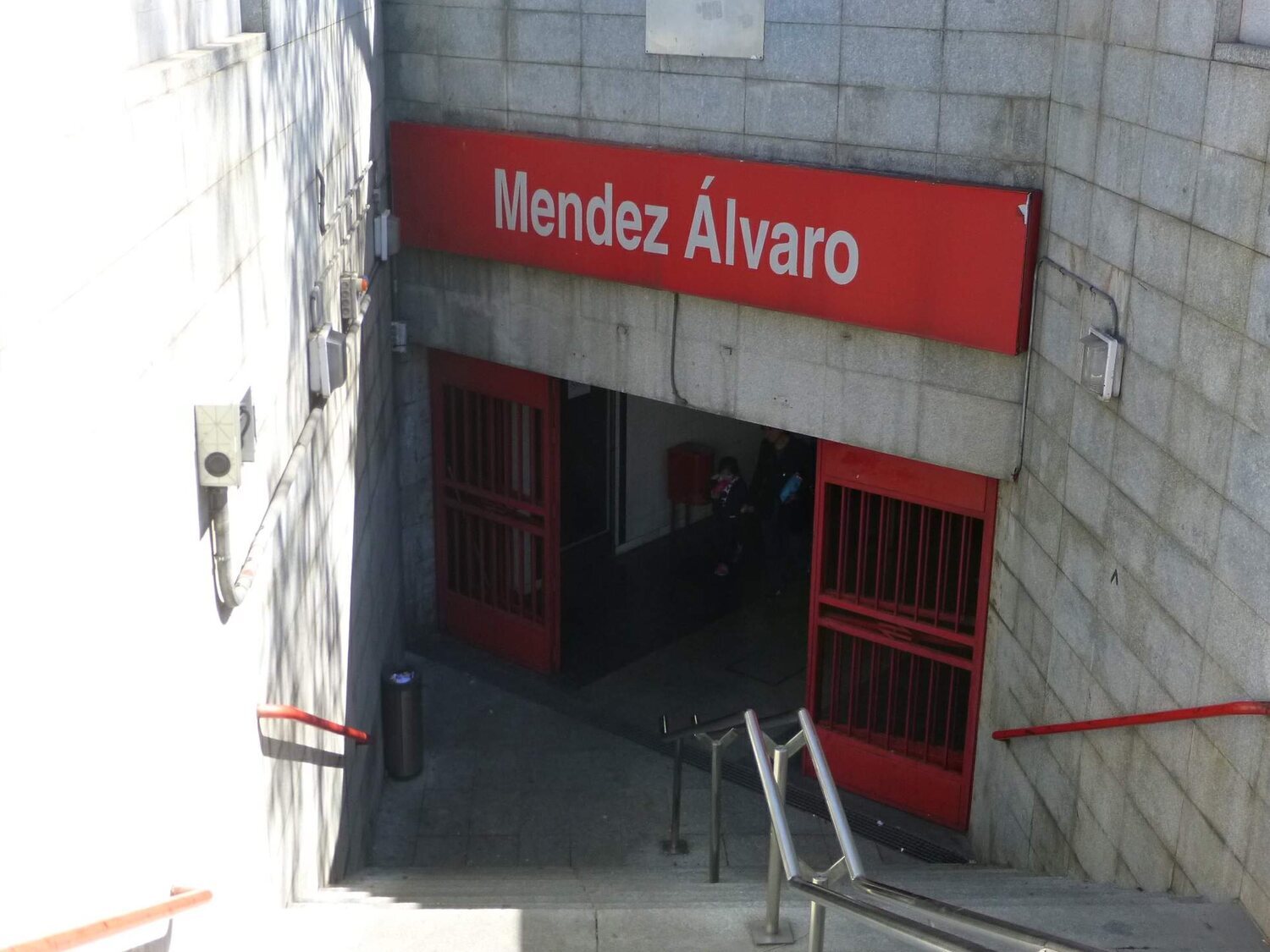 Detenido un hombre con un fusil de asalto, munición y chaleco antibalas en la estación de Mendez Álvaro