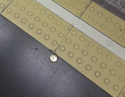 ¿Cuál es el motivo por el que en los andenes del Metro de Madrid hay estas chapas doradas?