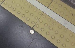 ¿Cuál es el motivo por el que en los andenes del Metro de Madrid hay estas chapas doradas?