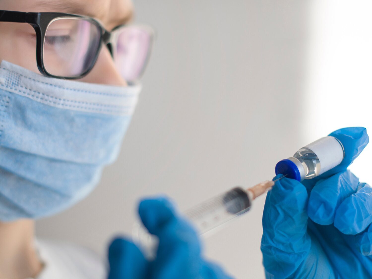AstraZeneca retira la venta en todo el mundo de su vacuna contra el Covid-19