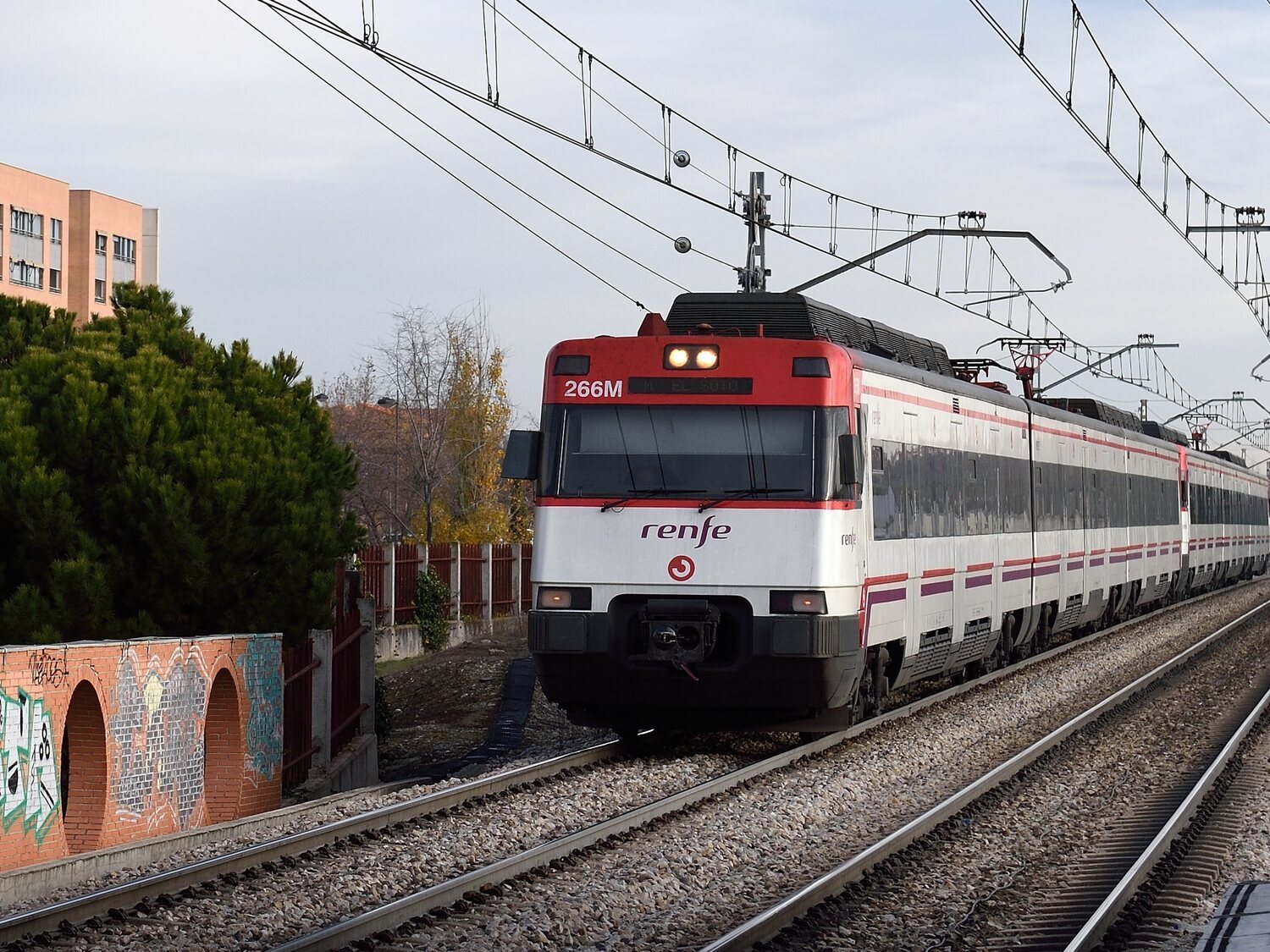 Pánico en Cercanías: evacuan un tren repleto de pasajeros en Vallecas entre una intensa columna de humo