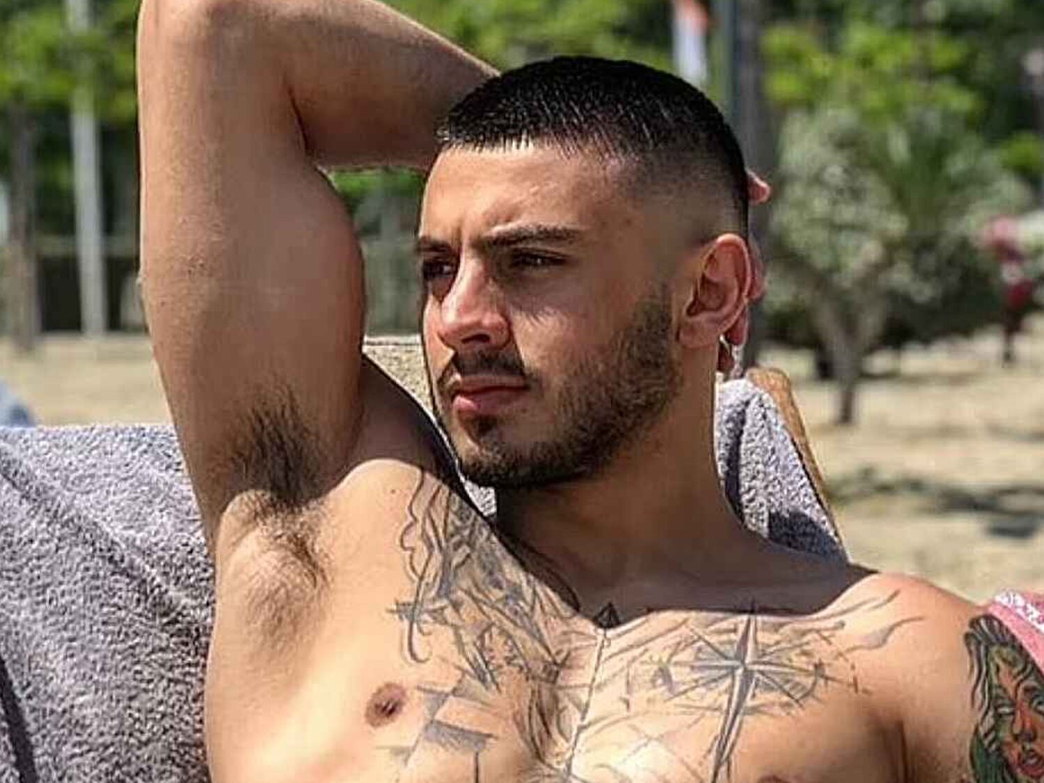 Muere el influencer Tzane a los 23 años tras precipitarse de un balcón durante un viaje a un pueblo fantasma