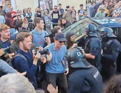 Los Mossos cargan en una protesta contra el desfile de Vuitton