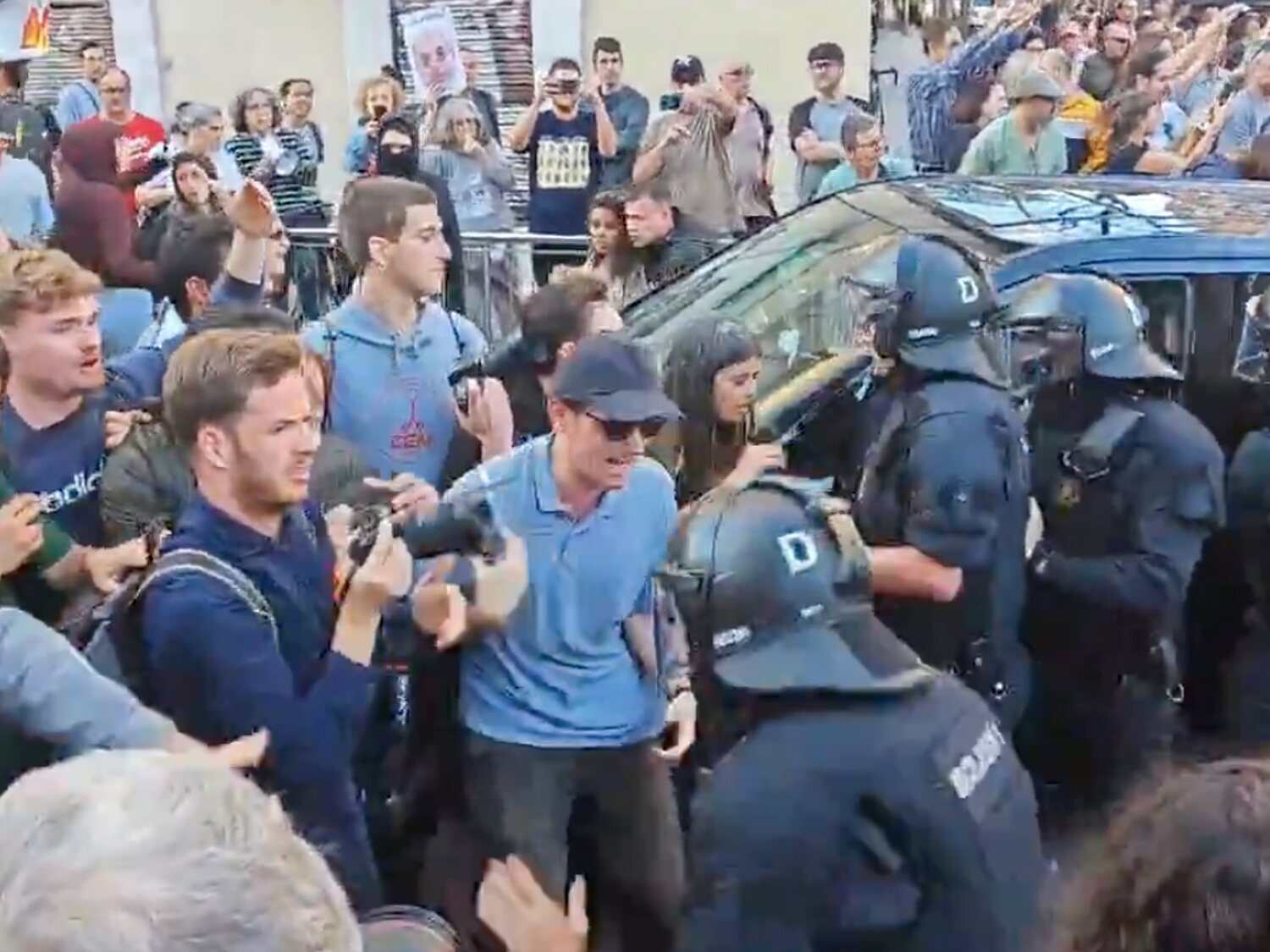 Los Mossos cargan en una protesta contra el desfile de Vuitton