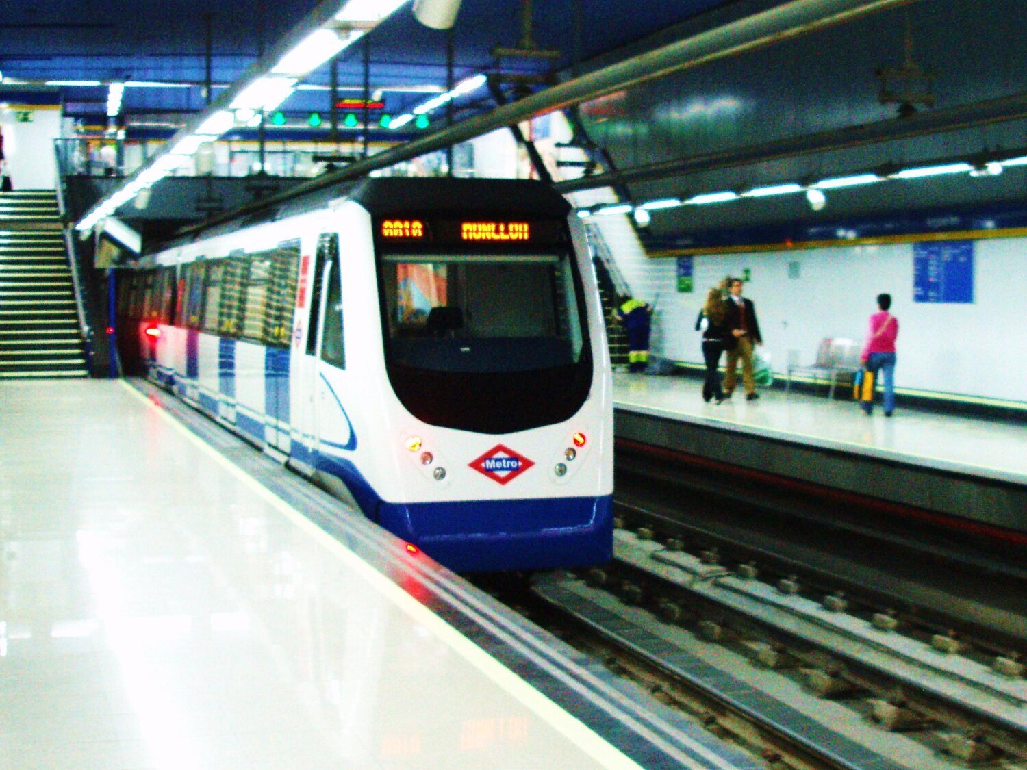 Un grupo de ladrones tira a las vías del Metro de Madrid a un hombre tras robarle el móvil y un reloj