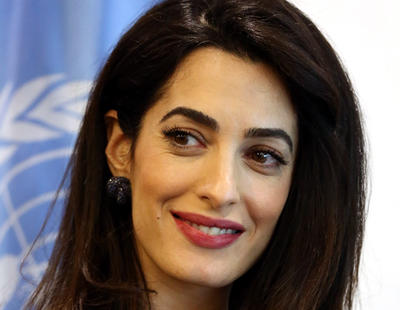 Amal Clooney propone soluciones en contra del ISIS y los medios responden hablando de su outfit