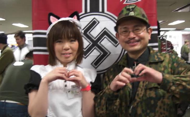 Dos seguidores del estilo 'Nazi Chic'