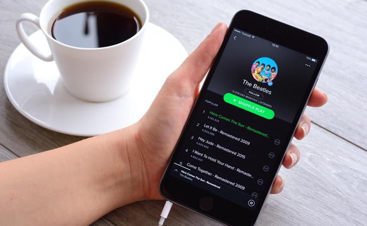 Un teléfono móvil ejecutando la aplicación Spotify