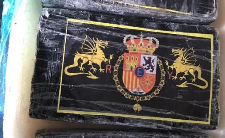 Fardos de cocaína con el emblema de Felipe VI