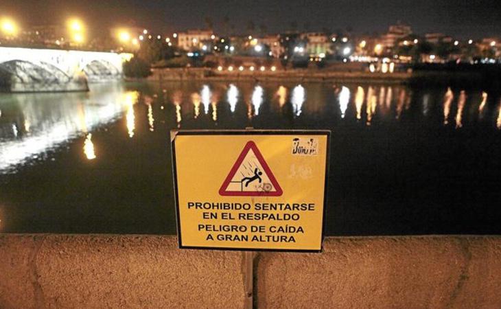 Una joven murió por caída tras intentar fotografiarse en el puente de Triana, Sevilla