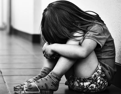 Un niño de trece años viola a su hermana de cuatro