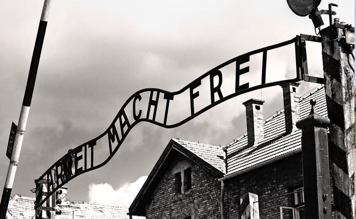 'El trabajo os hará libres' ha sido uno de los iconos de la barbarie nazi en el campo de exterminio de Auschwitz