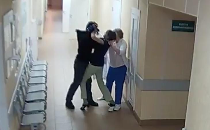 El atacante intentó agredir a dos mujeres que se encontraban en el interior de un centro de salud