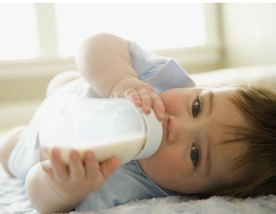Un restaurante vegano veta a padres que den leche de vaca o potitos a sus hijos