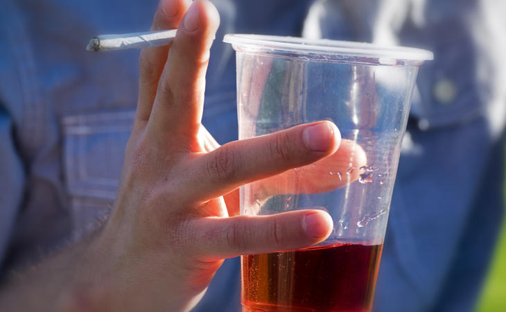 Los niños inteligentes están más abiertos a nuevas experiencias, incluyendo drogas y alcohol