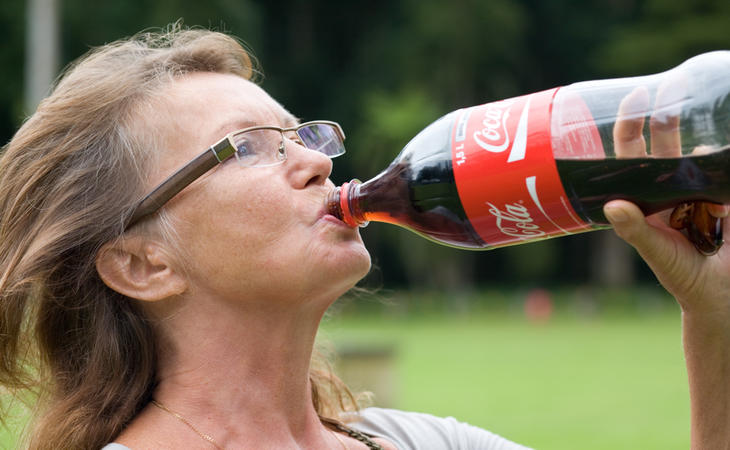 Señora se rebela contra la OMS bebiéndose una botella de Coca-Cola