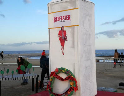 Una polémica falla convierte la tumba de Rita Barberá en una botella de ginebra y enciende al PP valenciano