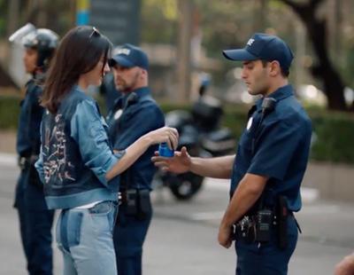 Pepsi retira un anuncio con la modelo Kendall Jenner en medio de la polémica