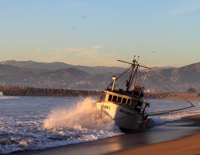 Un inglés se queda dormido en un yate en Marbella y se despierta encallado en Cádiz