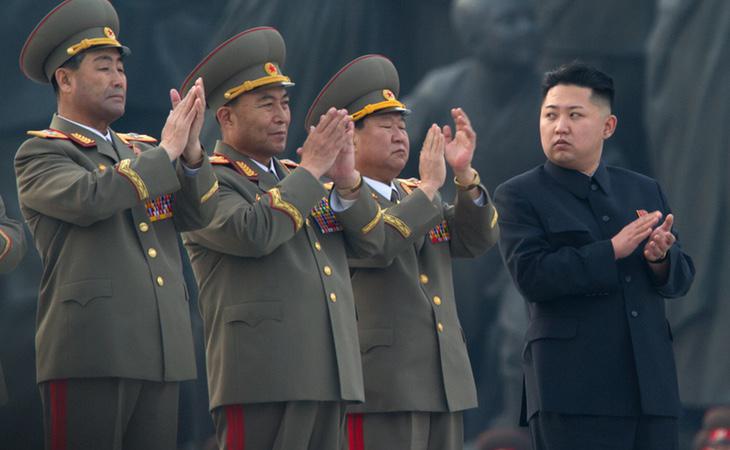 El presidente de Corea del Norte, junto a varios militares durante la celebración de un acto oficial