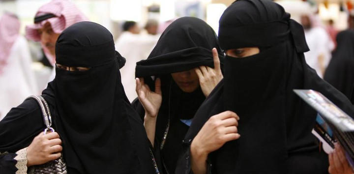 Deben llevar un hijab y un abaya, ambos negros