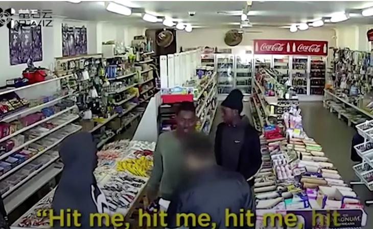 Momento en el que el dueño de la tienda amenaza a los ladrones con un palo de golf