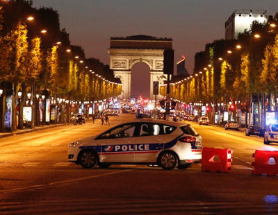 Un policía muerto y dos heridos en un atentado en los Campos Elíseos de París asumido por Daesh